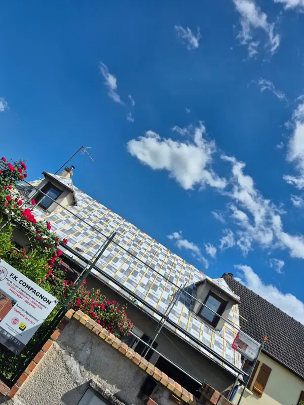 Chantier sécurisé et signalé sous échafaudage
