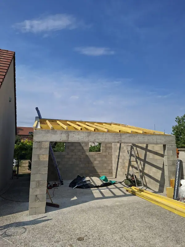 Charpente bois neuve montée par FK Compagnon avant pose de la couverture