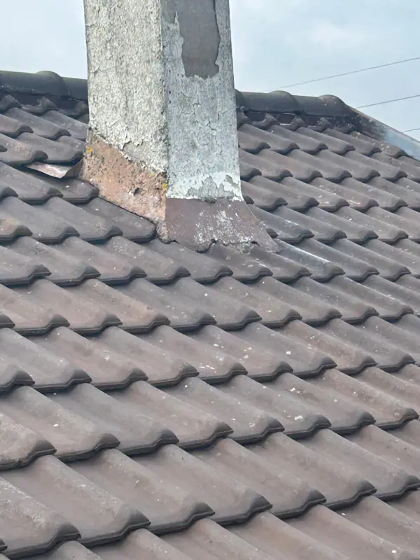 Souche de cheminée et solin contrôlés depuis la toiture