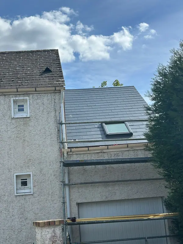 Pignon en ardoise avec fenêtre de toit intégrée