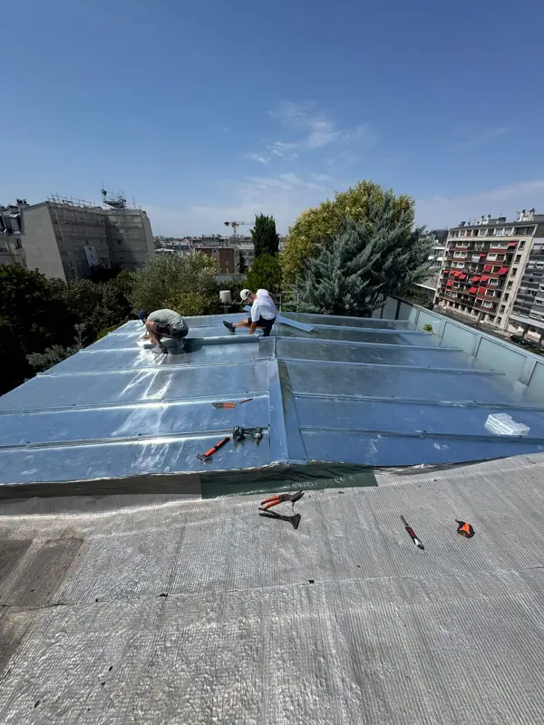 Façonnage du zinc directement sur le chantier