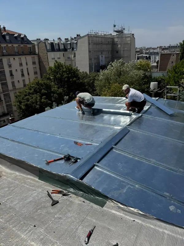 Pose du zinc à deux compagnons sur toiture terrasse